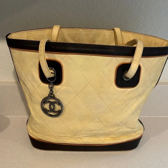 CHANEL Cream and Black Quilted Tote - Picture 6 of 7